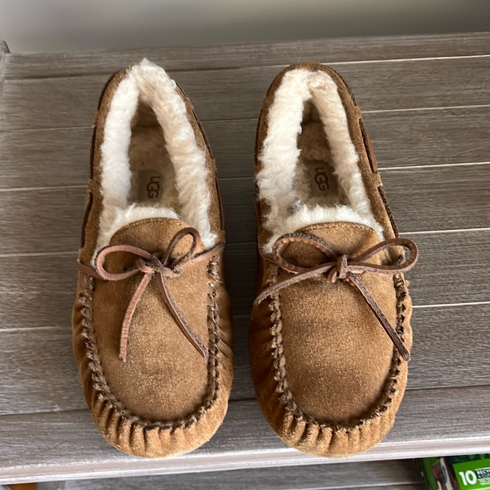 Ugg big kid Dakota slippers